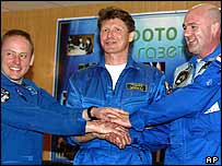 Астронавт Майкл Финке (слева), космонавт Геннадий Падалка (в центре) и голландский астронавт Андре Куперс (справа)
