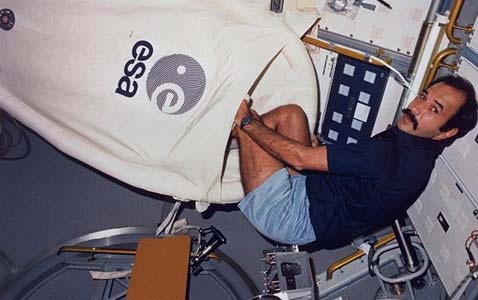 Астронавт ESA Ваббо Окелс (Wubbo Ockels) демонстрирует специальный "космический" спальный мешок (фото с сайта space.com).